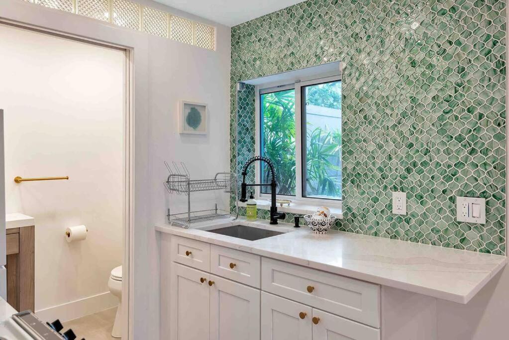Charming Studio W Pool One Mile To Beach Pets Welcome Lake Worth Beach Buitenkant foto