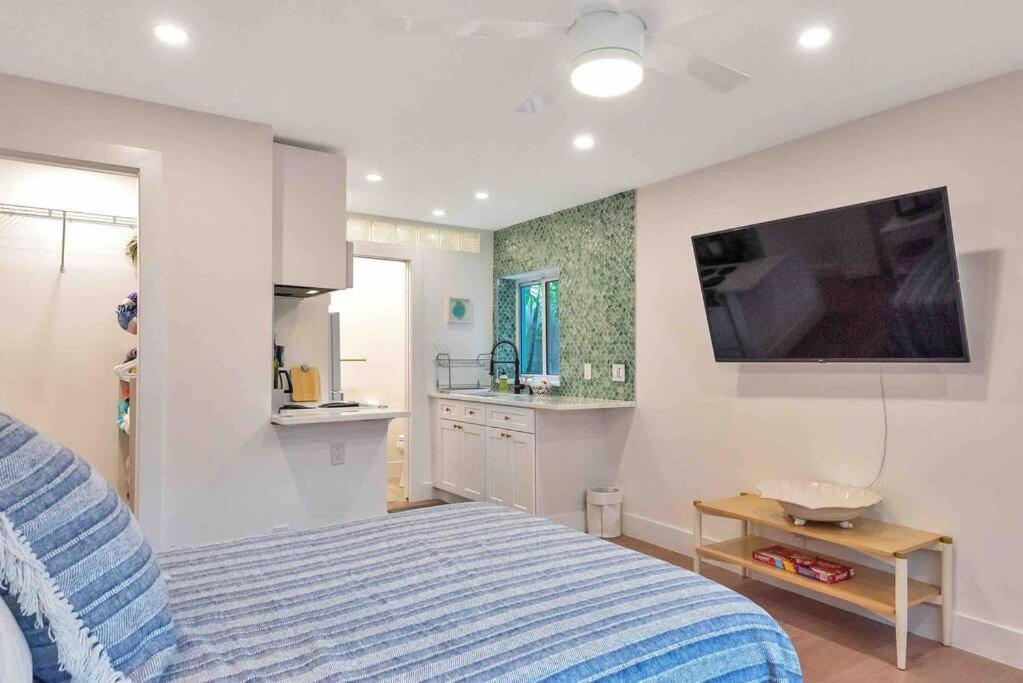 Charming Studio W Pool One Mile To Beach Pets Welcome Lake Worth Beach Buitenkant foto